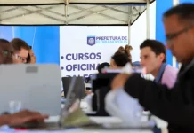 Stands da Prefeitura de Florianópolis em local de atendimento ao público, oferecendo vagas e orientações do programa Floripa Mais Empregos.