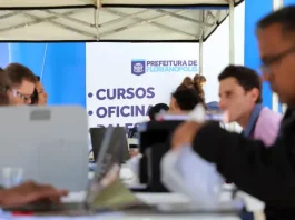 Stands da Prefeitura de Florianópolis em local de atendimento ao público, oferecendo vagas e orientações do programa Floripa Mais Empregos.