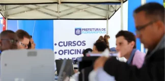 Stands da Prefeitura de Florianópolis em local de atendimento ao público, oferecendo vagas e orientações do programa Floripa Mais Empregos.