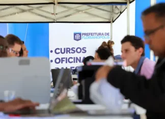 Stands da Prefeitura de Florianópolis em local de atendimento ao público, oferecendo vagas e orientações do programa Floripa Mais Empregos.