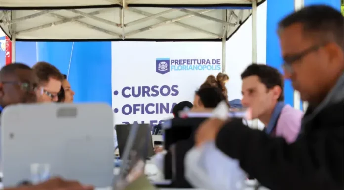 Floripa Mais Empregos amplia oportunidades com novos cursos gratuitos em diversas áreas Stands da Prefeitura de Florianópolis em local de atendimento ao público, oferecendo vagas e orientações do programa Floripa Mais Empregos.