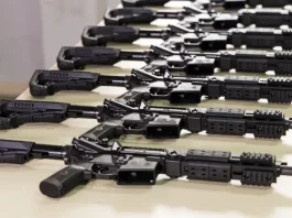Fuzis israelenses que serão utilizados pela Polícia Civil de Santa Catarina no combate à criminalidade.