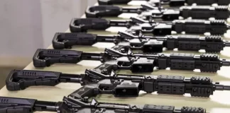 Fuzis israelenses que serão utilizados pela Polícia Civil de Santa Catarina no combate à criminalidade.