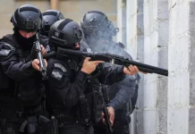 Agentes do Grupo Tático de Intervenção (GTI) durante operação em unidade prisional de Santa Catarina.