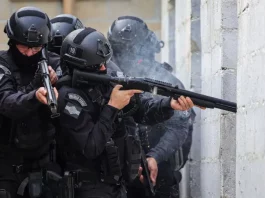 Agentes do Grupo Tático de Intervenção (GTI) durante operação em unidade prisional de Santa Catarina.