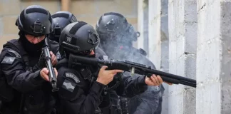 Agentes do Grupo Tático de Intervenção (GTI) durante operação em unidade prisional de Santa Catarina.