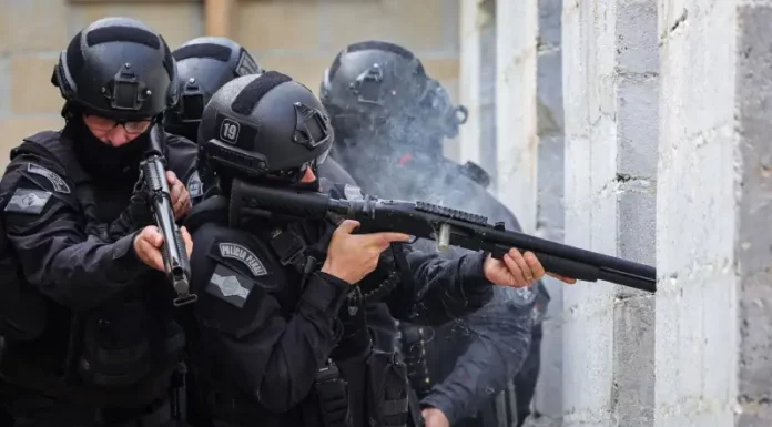 Agentes do Grupo Tático de Intervenção (GTI) durante operação em unidade prisional de Santa Catarina.