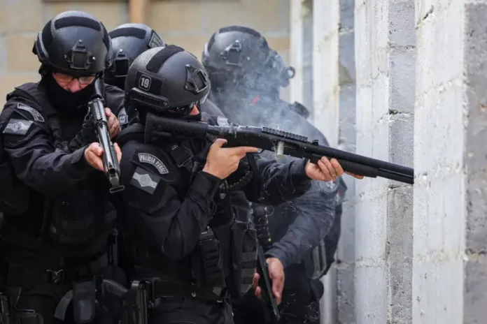 Agentes do Grupo Tático de Intervenção (GTI) durante operação em unidade prisional de Santa Catarina.