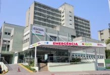 Fachada do Hospital Governador Celso Ramos em Florianópolis, referência em doações de múltiplos órgãos em Santa Catarina.