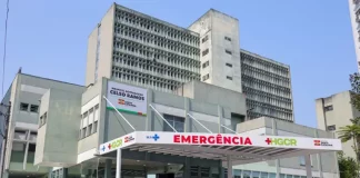 Fachada do Hospital Governador Celso Ramos em Florianópolis, referência em doações de múltiplos órgãos em Santa Catarina.
