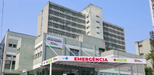 Fachada do Hospital Governador Celso Ramos em Florianópolis, referência em doações de múltiplos órgãos em Santa Catarina.