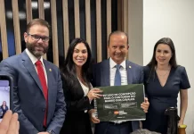 Governador de Santa Catarina, acompanhado da comitiva catarinense, segura em mãos o Estudo de Concepção para o contorno do Morro dos Cavalos, durante apresentação oficial em Brasília.