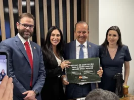 Governo de SC apresenta, em Brasília, projeto de contorno viário do Morro dos Cavalos para destravar trecho crítico da BR-101 Governador de Santa Catarina, acompanhado da comitiva catarinense, segura em mãos o Estudo de Concepção para o contorno do Morro dos Cavalos, durante apresentação oficial em Brasília.