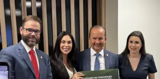 Governador de Santa Catarina, acompanhado da comitiva catarinense, segura em mãos o Estudo de Concepção para o contorno do Morro dos Cavalos, durante apresentação oficial em Brasília.
