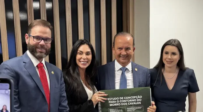 Governador de Santa Catarina, acompanhado da comitiva catarinense, segura em mãos o Estudo de Concepção para o contorno do Morro dos Cavalos, durante apresentação oficial em Brasília.