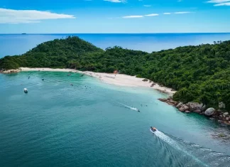 Vista aérea da Ilha do Campeche mostrando áreas de preservação ambiental e paisagística.