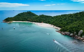 Vista aérea da Ilha do Campeche mostrando áreas de preservação ambiental e paisagística.