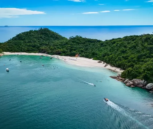 Vista aérea da Ilha do Campeche mostrando áreas de preservação ambiental e paisagística.