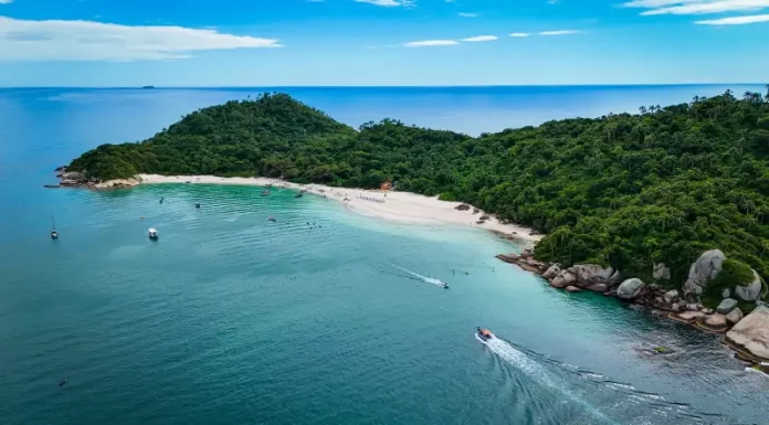 Florianópolis cria nova Unidade de Conservação na Ilha do Campeche Vista aérea da Ilha do Campeche mostrando áreas de preservação ambiental e paisagística.