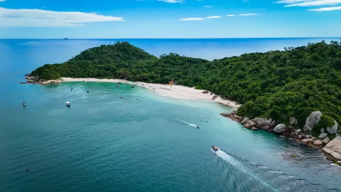 Vista aérea da Ilha do Campeche mostrando áreas de preservação ambiental e paisagística.