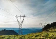 Torres de transmissão de energia da Eletrobras em área aberta, destacando a estrutura da rede elétrica.