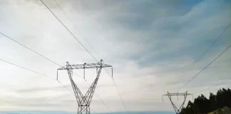 Torres de transmissão de energia da Eletrobras em área aberta, destacando a estrutura da rede elétrica.