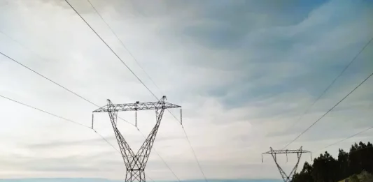 Torres de transmissão de energia da Eletrobras em área aberta, destacando a estrutura da rede elétrica.