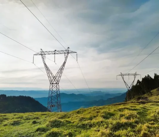 Torres de transmissão de energia da Eletrobras em área aberta, destacando a estrutura da rede elétrica.