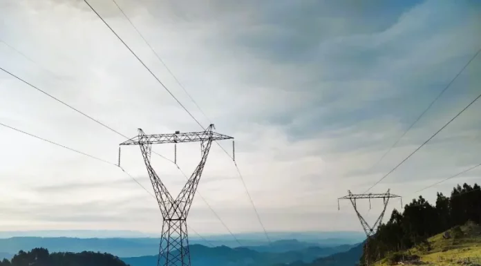 Eletrobras investe R$ 8,6 milhões em campanha nacional sobre segurança da rede elétrica Torres de transmissão de energia da Eletrobras em área aberta, destacando a estrutura da rede elétrica.