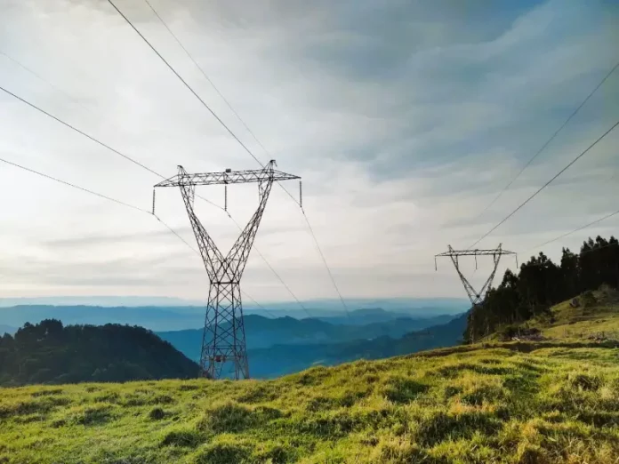 Torres de transmissão de energia da Eletrobras em área aberta, destacando a estrutura da rede elétrica.