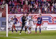 Jogadores de Figueirense e Marcílio Dias disputam bola em campo, destaque da semana do futebol catarinense