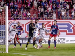 Jogadores de Figueirense e Marcílio Dias disputam bola em campo, destaque da semana do futebol catarinense