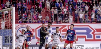 Jogadores de Figueirense e Marcílio Dias disputam bola em campo, destaque da semana do futebol catarinense