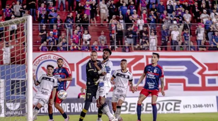 Jogadores de Figueirense e Marcílio Dias disputam bola em campo, destaque da semana do futebol catarinense