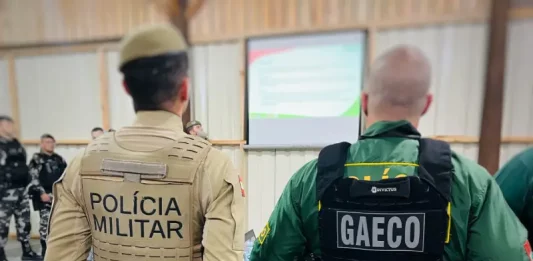 Policiais do GAECO e da Polícia Militar de Santa Catarina durante cumprimento de mandados da Operação Torcida Segura