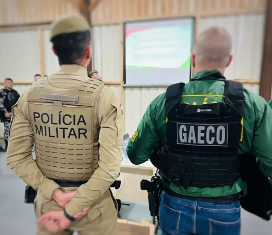 Policiais do GAECO e da Polícia Militar de Santa Catarina durante cumprimento de mandados da Operação Torcida Segura