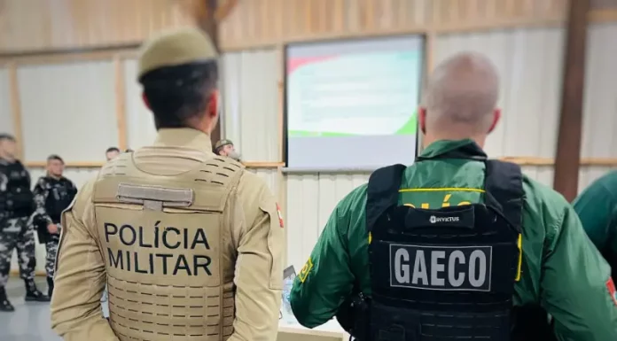 Policiais do GAECO e da Polícia Militar de Santa Catarina durante cumprimento de mandados da Operação Torcida Segura