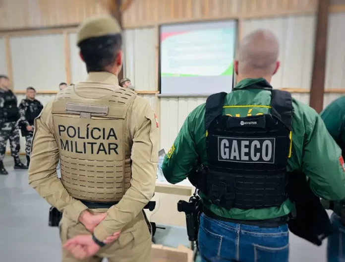 Policiais do GAECO e da Polícia Militar de Santa Catarina durante cumprimento de mandados da Operação Torcida Segura