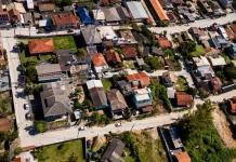 Vista aérea do Rio Tavares mostrando as vias recentemente pavimentadas e com sistema de drenagem, após obras de revitalização.