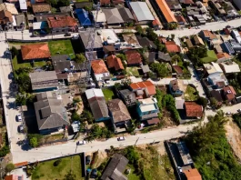 Vista aérea do Rio Tavares mostrando as vias recentemente pavimentadas e com sistema de drenagem, após obras de revitalização.