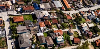 Vista aérea do Rio Tavares mostrando as vias recentemente pavimentadas e com sistema de drenagem, após obras de revitalização.