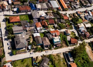 Vista aérea do Rio Tavares mostrando as vias recentemente pavimentadas e com sistema de drenagem, após obras de revitalização.