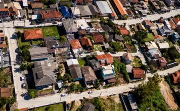 Vista aérea do Rio Tavares mostrando as vias recentemente pavimentadas e com sistema de drenagem, após obras de revitalização.