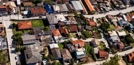 Vista aérea do Rio Tavares mostrando as vias recentemente pavimentadas e com sistema de drenagem, após obras de revitalização.