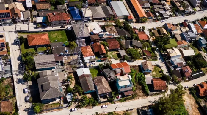 Vista aérea do Rio Tavares mostrando as vias recentemente pavimentadas e com sistema de drenagem, após obras de revitalização.