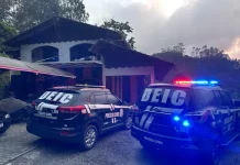 Carros da Polícia Civil durante cumprimento de mandados da operação contra suspeitos de ameaçar o governador Jorginho Mello.