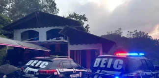 Carros da Polícia Civil durante cumprimento de mandados da operação contra suspeitos de ameaçar o governador Jorginho Mello.