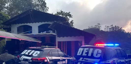 Carros da Polícia Civil durante cumprimento de mandados da operação contra suspeitos de ameaçar o governador Jorginho Mello.