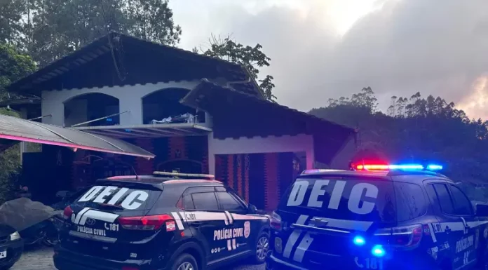 Polícia Civil cumpre mandados após ameaças contra governador Jorginho Mello Carros da Polícia Civil durante cumprimento de mandados da operação contra suspeitos de ameaçar o governador Jorginho Mello.