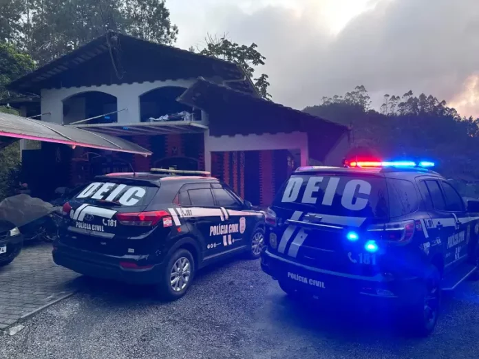 Carros da Polícia Civil durante cumprimento de mandados da operação contra suspeitos de ameaçar o governador Jorginho Mello.